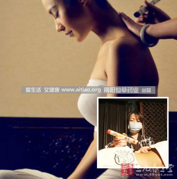 足三里穴是位于外膝的下3寸、脛骨外側一橫指左右的位置，艾灸10-15分鐘即可，需堅持一段時間，很快可以看到祛濕的效果。